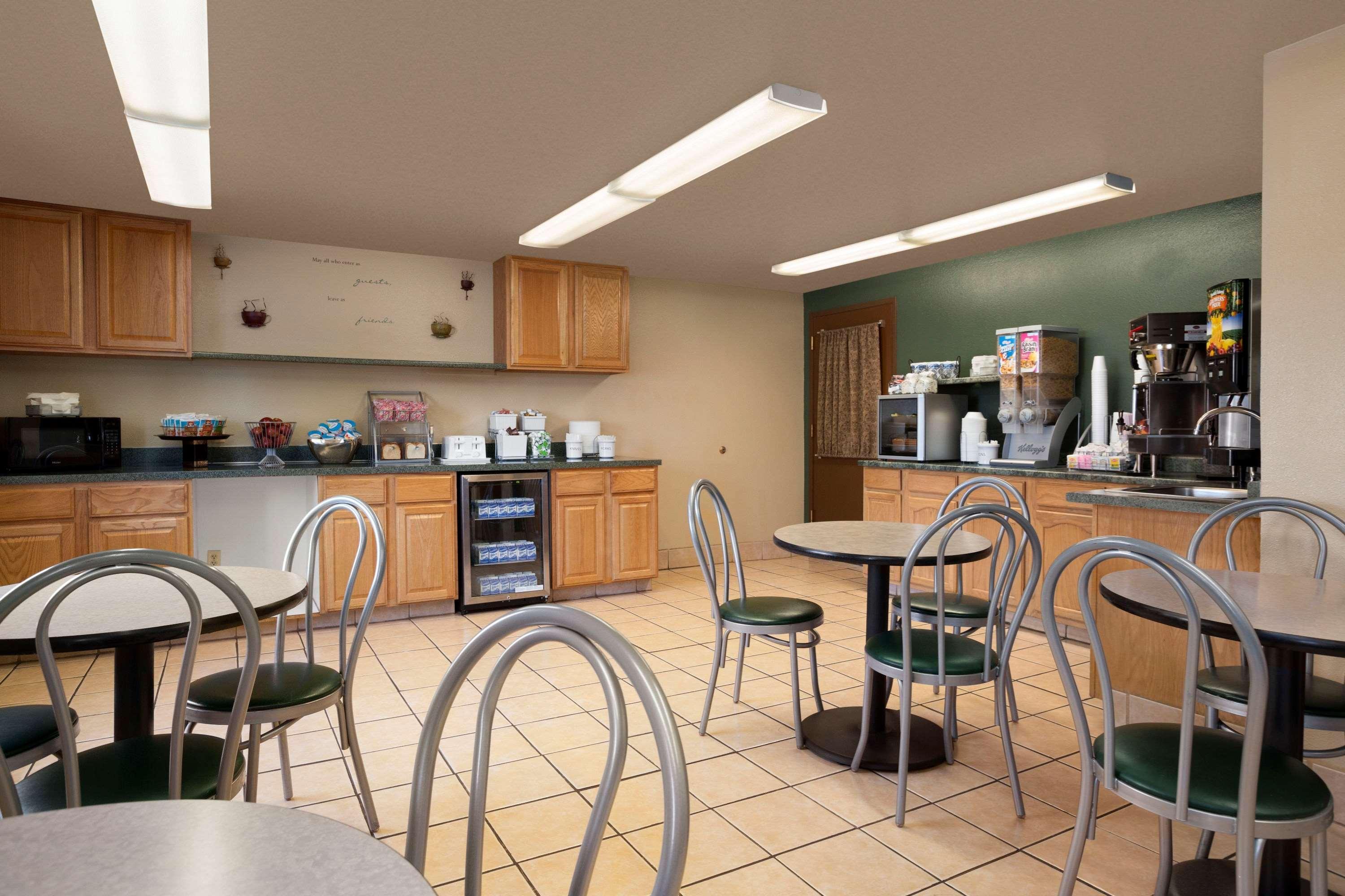 Super 8 By Wyndham Coeur D'Alene Motel Exterior photo